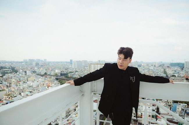 Hamlet Trương rất cảm động trước sự trân trọng của Phi Nhung dành cho tác giả bài hát. - Ảnh: FBNV. Hamlet Trương rất cảm động trước sự trân trọng của Phi Nhung dành cho tác giả bài hát. - Ảnh: FBNV.