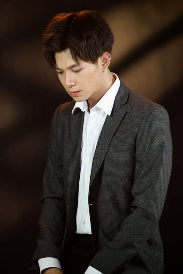 Anh Tú nổi bật khi diện vest lịch lãm.