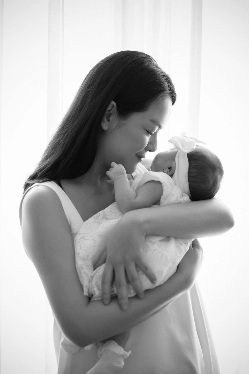 Phạm Quỳnh Anh dù chia sẻ hình ảnh nhưng vẫn khéo léo giấu khuôn mặt của Zoey.