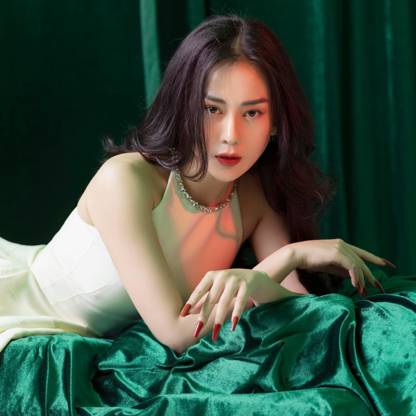 Phương Oanh đã phải nhận nhiều ý kiến trái chiều khi hình ảnh của cô và Shark Bình bất ngờ được đăng tải trên mạng xã hội. Phương Oanh đã phải nhận nhiều ý kiến trái chiều khi hình ảnh của cô và Shark Bình bất ngờ được đăng tải trên mạng xã hội.