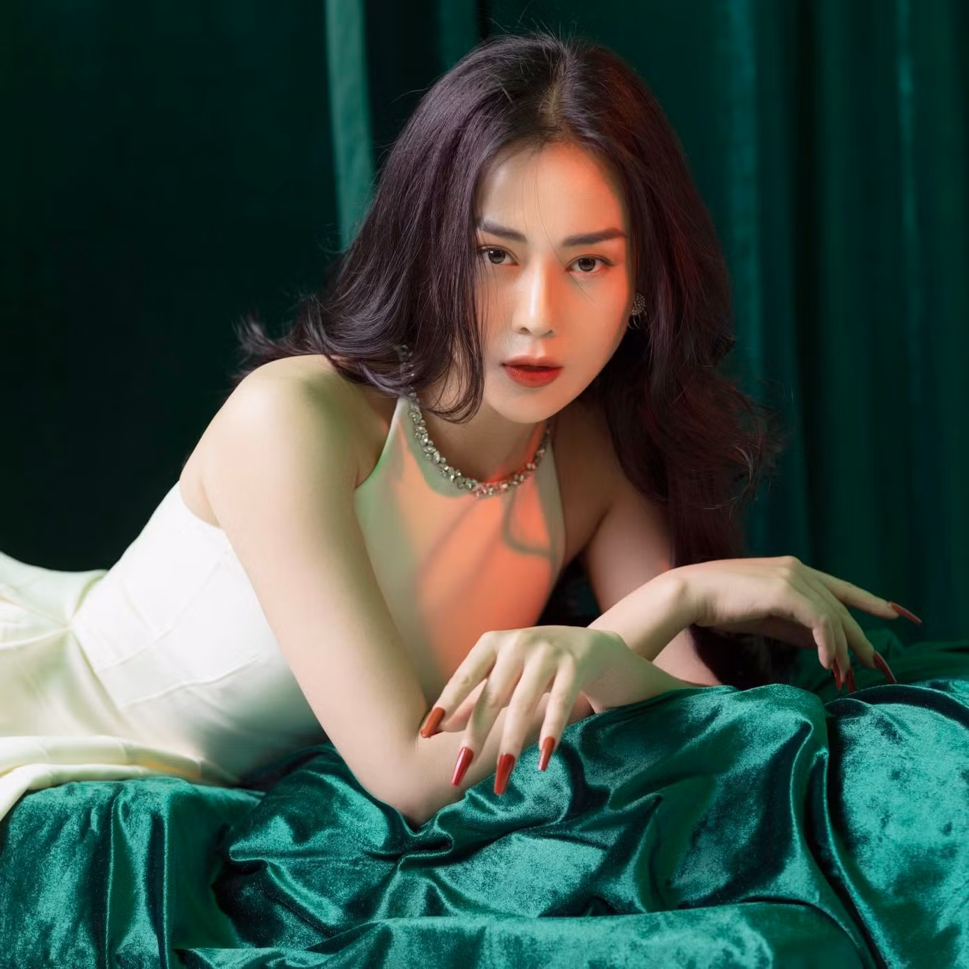 Phương Oanh đã phải nhận nhiều ý kiến trái chiều khi hình ảnh của cô và Shark Bình bất ngờ được đăng tải trên mạng xã hội.