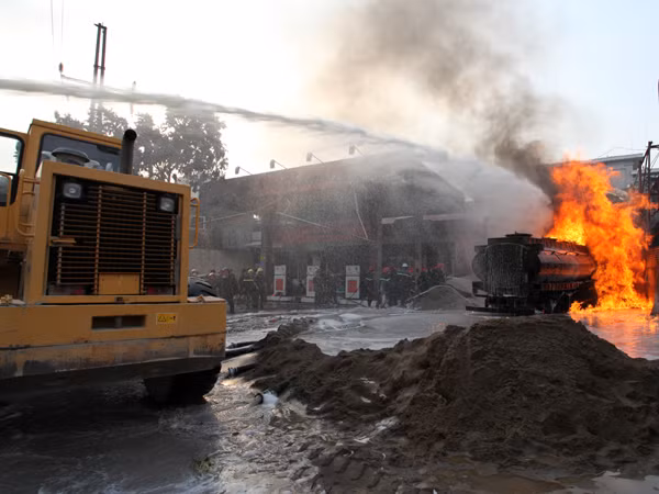 Hàng trăm người tham gia chữa cháy, nhưng ngọn lửa vẫn bùng bùng bốc lên