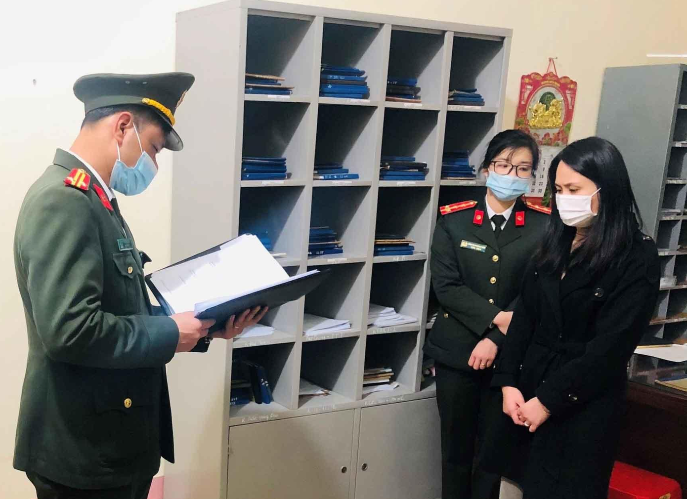 Bị can Hoàng Thanh Thảo (ngoài cùng, bên phải), cán bộ Sở Nội vụ tỉnh Lạng Sơn nghe công bố quyết định khởi tố bị can -Ảnh: A.K