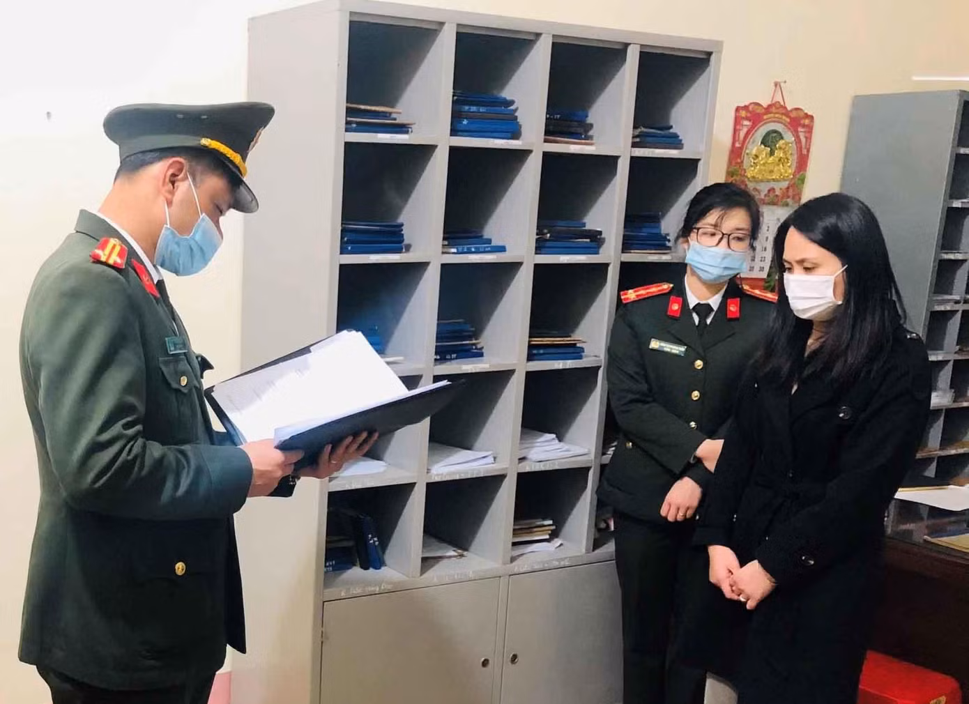 Bị can Hoàng Thanh Thảo (ngoài cùng, bên phải), cán bộ Sở Nội vụ tỉnh Lạng Sơn nghe công bố quyết định khởi tố bị can -Ảnh: A.K