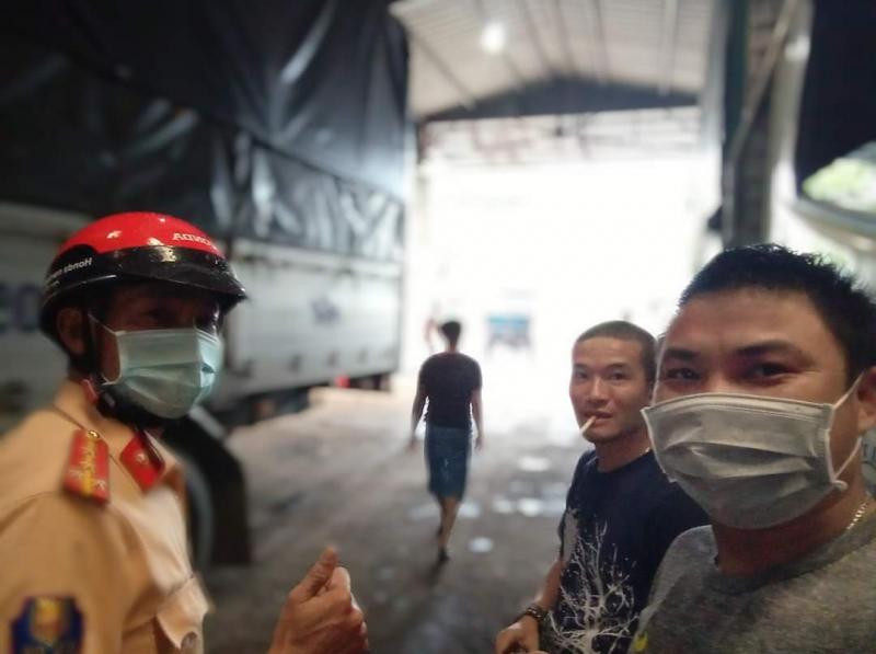 Niềm vui của tài xế khi được anh Đạt hỗ trợ.