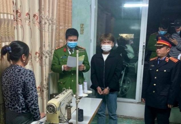 Cảnh sát đọc lệnh khám xét nơi ở của Trần Duy Tùng tại Nam Định (Ảnh: Cơ quan công an cung cấp) Cảnh sát đọc lệnh khám xét nơi ở của Trần Duy Tùng tại Nam Định (Ảnh: Cơ quan công an cung cấp)