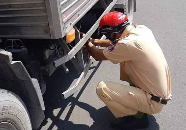 Trong thời gian tăng cường phòng chống dịch bệnh, anh Đạt vẫn tranh thủ đi "giải cứu" xe hư hỏng.