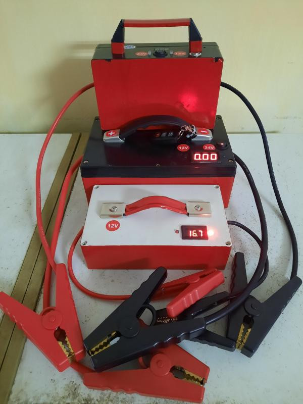 Bộ đồ nghề kích bình đại úy Đạt luôn mang theo bên mình để sẵn sàng hỗ trợ người dân.