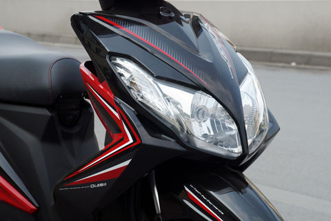 Đầu xe với cụm đèn to lớn làm chủ đạo. Đầu xe với cụm đèn to lớn làm chủ đạo