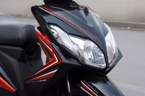 Đầu xe với cụm đèn to lớn làm chủ đạo