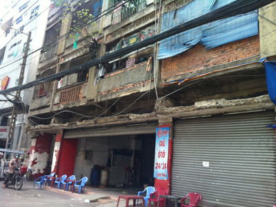 Chung cư “răng rụng” một thời là khách sạn hạng sang. Ảnh: L.N