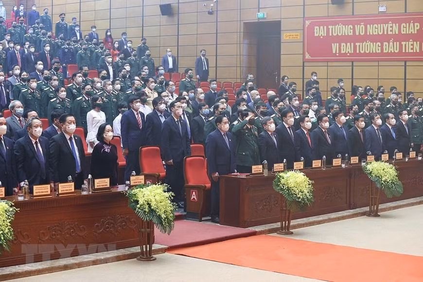 Thủ tướng Phạm Minh Chính và các đại biểu thực hiện nghi lễ chào cờ. (Ảnh: Dương Giang/TTXVN) Thủ tướng Phạm Minh Chính và các đại biểu thực hiện nghi lễ chào cờ. (Ảnh: Dương Giang/TTXVN)