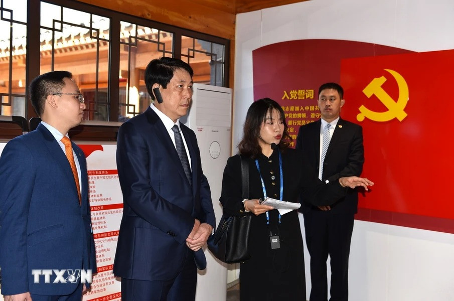 Trong chuyến khảo sát mô hình xây dựng Đảng khu phố Tây Trường An (Bắc Kinh), sáng 10/10, Đoàn đại biểu Đảng Cộng sản Việt Nam đến thăm Trung tâm Đảng và quần chúng Đông Tùng Thụ (Tây Trường An). (Ảnh: Thành Dương/TTXVN)