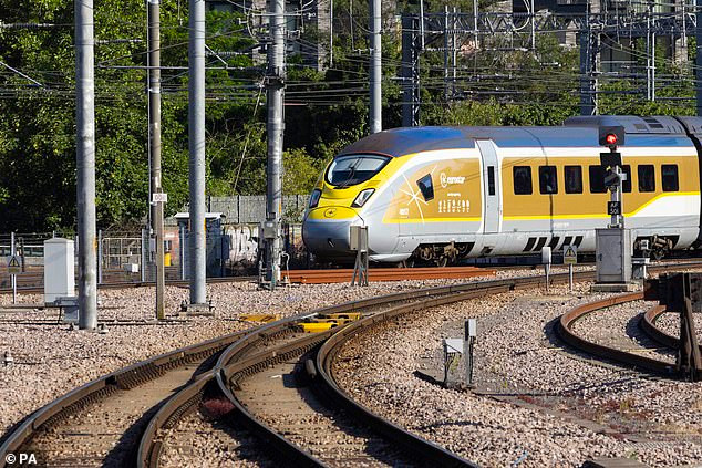 Để đáp ứng số lượng ngày càng tăng, Eurostar đã bổ sung thêm tám chuyến vào lịch trình từ Luân Đôn đến Paris trong thời gian diễn ra Thế vận hội và 160 chuyến tàu dành cho vận động viên như một phần trong cam kết bền vững của mình Để đáp ứng số lượng ngày càng tăng, Eurostar đã bổ sung thêm tám chuyến vào lịch trình từ Luân Đôn đến Paris trong thời gian diễn ra Thế vận hội và 160 chuyến tàu dành cho vận động viên như một phần trong cam kết bền vững của mình