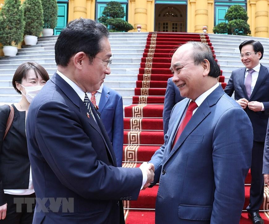 Chủ tịch nước Nguyễn Xuân Phúc và Thủ tướng Nhật Bản Kishida Fumio sau khi kết thúc buổi tiếp. (Ảnh: Thống Nhất/TTXVN)