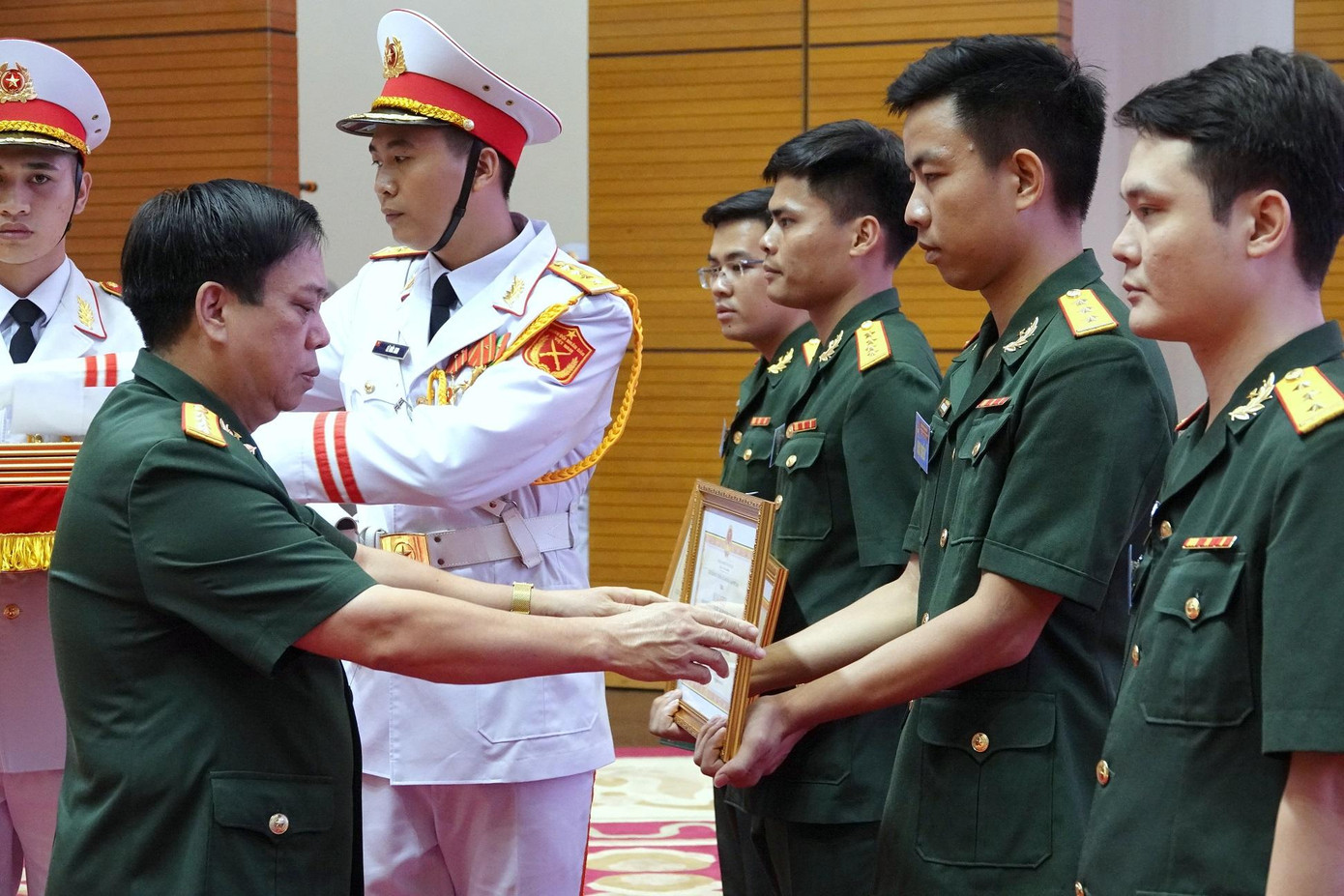 Đại tá Hoàng Văn Tiệp, Phó Chủ nhiệm Chính trị BTTM tặng Bằng khen cho các tập thể xuất sắc Đại tá Hoàng Văn Tiệp, Phó Chủ nhiệm Chính trị BTTM tặng Bằng khen cho các tập thể xuất sắc