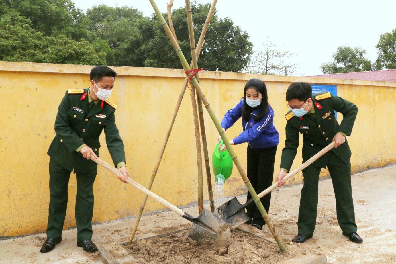 Cán bộ, ĐVTN bệnh viện tham gia các hoạt động bảo vệ môi trường. Ảnh: PV Cán bộ, ĐVTN bệnh viện tham gia các hoạt động bảo vệ môi trường. Ảnh: PV