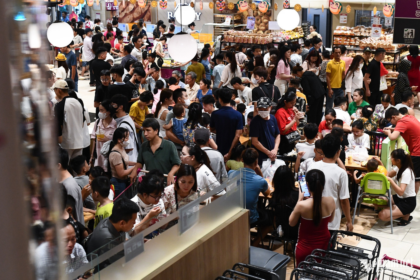 11h ngày 2/9 tại một trung tâm thương mại (TTTM) thuộc quận Long Biên (Hà Nội), khu vực quầy ăn quá tải khi hàng nghìn người đến vui chơi nhân ngày nghỉ Quốc khánh 2/9. 11h ngày 2/9 tại một trung tâm thương mại (TTTM) thuộc quận Long Biên (Hà Nội), khu vực quầy ăn quá tải khi hàng nghìn người đến vui chơi nhân ngày nghỉ Quốc khánh 2/9.