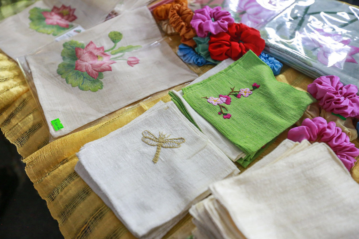 Những tấm lụa làm từ tơ sen.