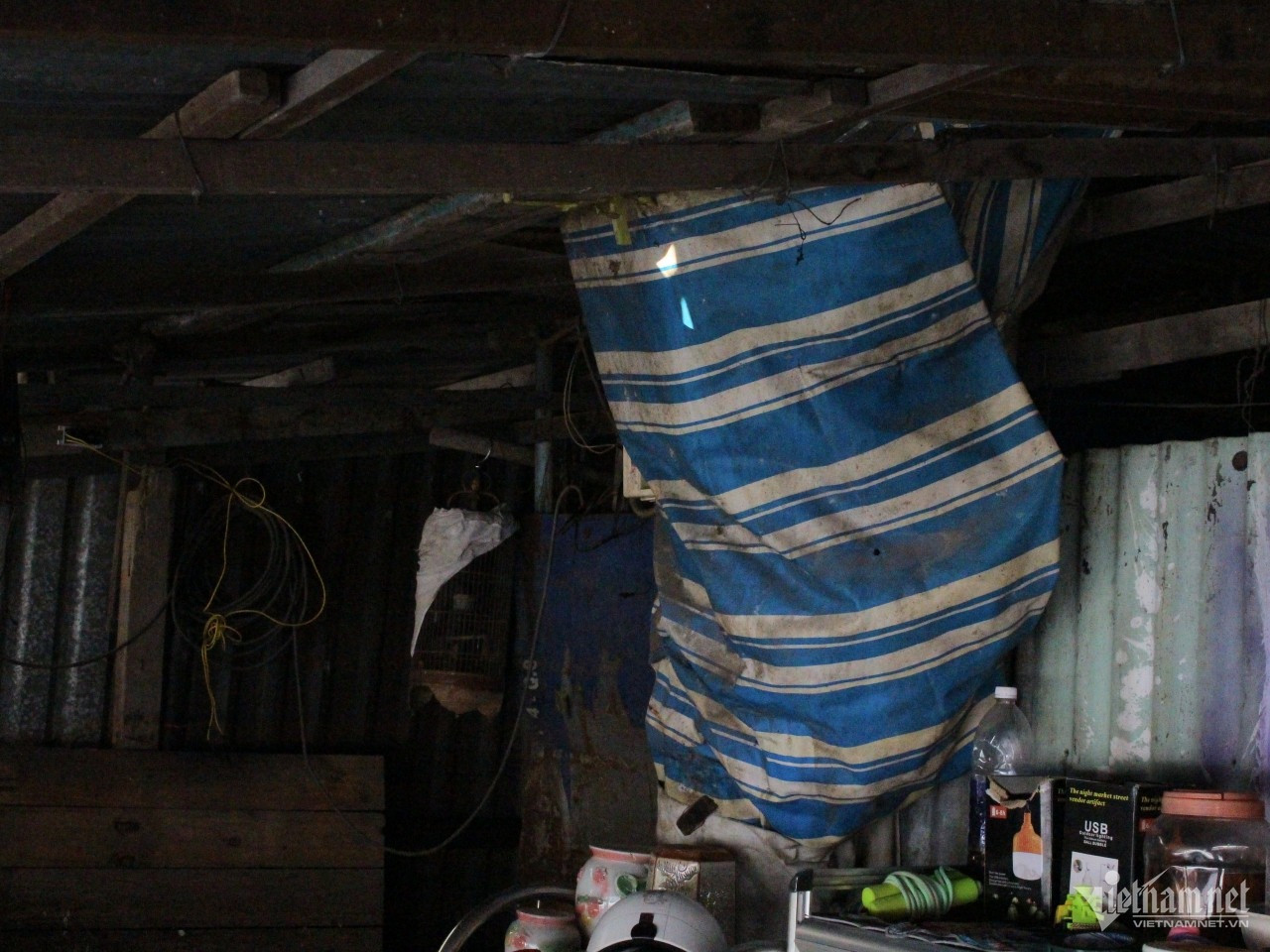 Thân dừa được ông Long dùng bạt bọc kín để hạn chế nước mưa chảy vào nhà. Ảnh: Hà Nguyễn Thân dừa được ông Long dùng bạt bọc kín để hạn chế nước mưa chảy vào nhà. Ảnh: Hà Nguyễn