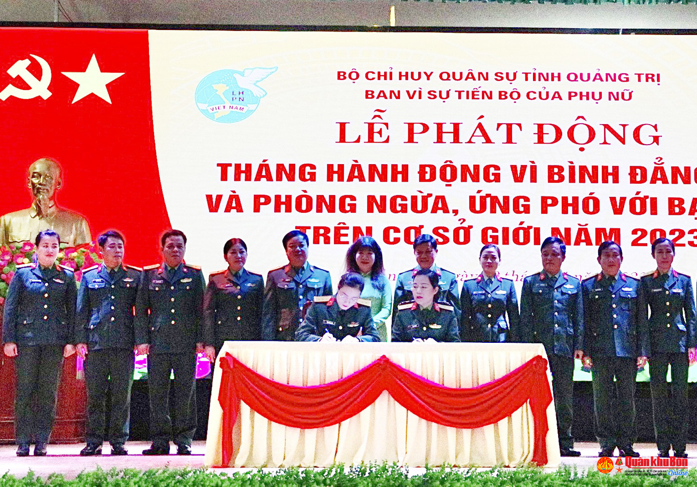 Các đơn vị ký cam kết triển khai thực hiện công tác bình đẳng giới trong thời gian tới. Ảnh: BCHQSQT