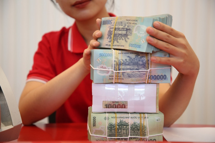 Lãi suất gửi tiết kiệm tiếp tục giảm.