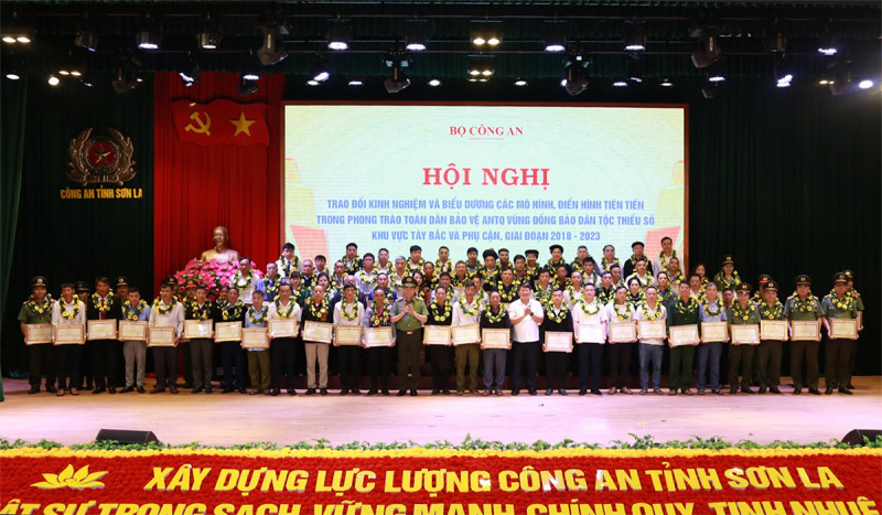 Thứ trưởng Bộ Công an và Phó Bí thư thường trực tỉnh ủy chụp ảnh cùng các tập thể, cá nhân điển hình tiên tiến. Ảnh: Báo CAND Thứ trưởng Bộ Công an và Phó Bí thư thường trực tỉnh ủy chụp ảnh cùng các tập thể, cá nhân điển hình tiên tiến. Ảnh: Báo CAND