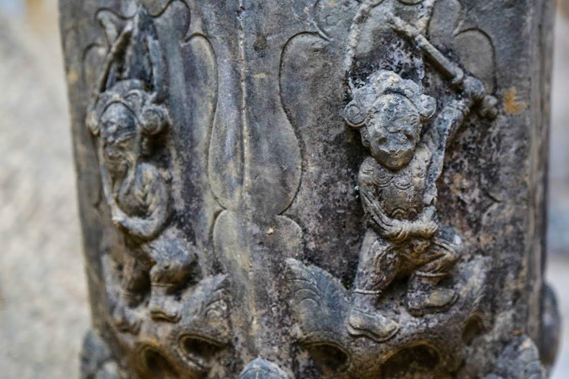 Đường dẫn vào dinh thự được làm bằng những phiến đá hoa cương có chạm khắc nhiều hoa văn, mái nhà cong, uốn lượn, mái cổng được làm bằng gỗ lợp ngói âm dương, chạm khắc tinh xảo, nhiều hoa văn độc đáo.