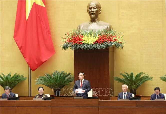 Sáng cùng ngày tại Nhà Quốc hội, ngay sau khi thực hiện nghi lễ tuyên thệ nhậm chức, Chủ tịch Quốc hội Vương Đình Huệ, Chủ tịch Hội đồng Bầu cử quốc gia tiến hành điều hành phiên họp Quốc hội theo chương trình. Ảnh: TTXVN. Sáng cùng ngày tại Nhà Quốc hội, ngay sau khi thực hiện nghi lễ tuyên thệ nhậm chức, Chủ tịch Quốc hội Vương Đình Huệ, Chủ tịch Hội đồng Bầu cử quốc gia tiến hành điều hành phiên họp Quốc hội theo chương trình. Ảnh: TTXVN.