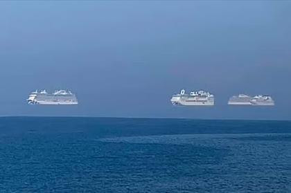 Trên bờ biển gần thành phố Limassol, khách du lịch bất ngờ khi nhìn thấy những chiếc du thuyền đang lơ lửng trên biển. Ba con tàu như thể đang bay trên đường chân trời, tạo thành một đường thẳng. Trên bờ biển gần thành phố Limassol, khách du lịch bất ngờ khi nhìn thấy những chiếc du thuyền đang lơ lửng trên biển. Ba con tàu như thể đang bay trên đường chân trời, tạo thành một đường thẳng.