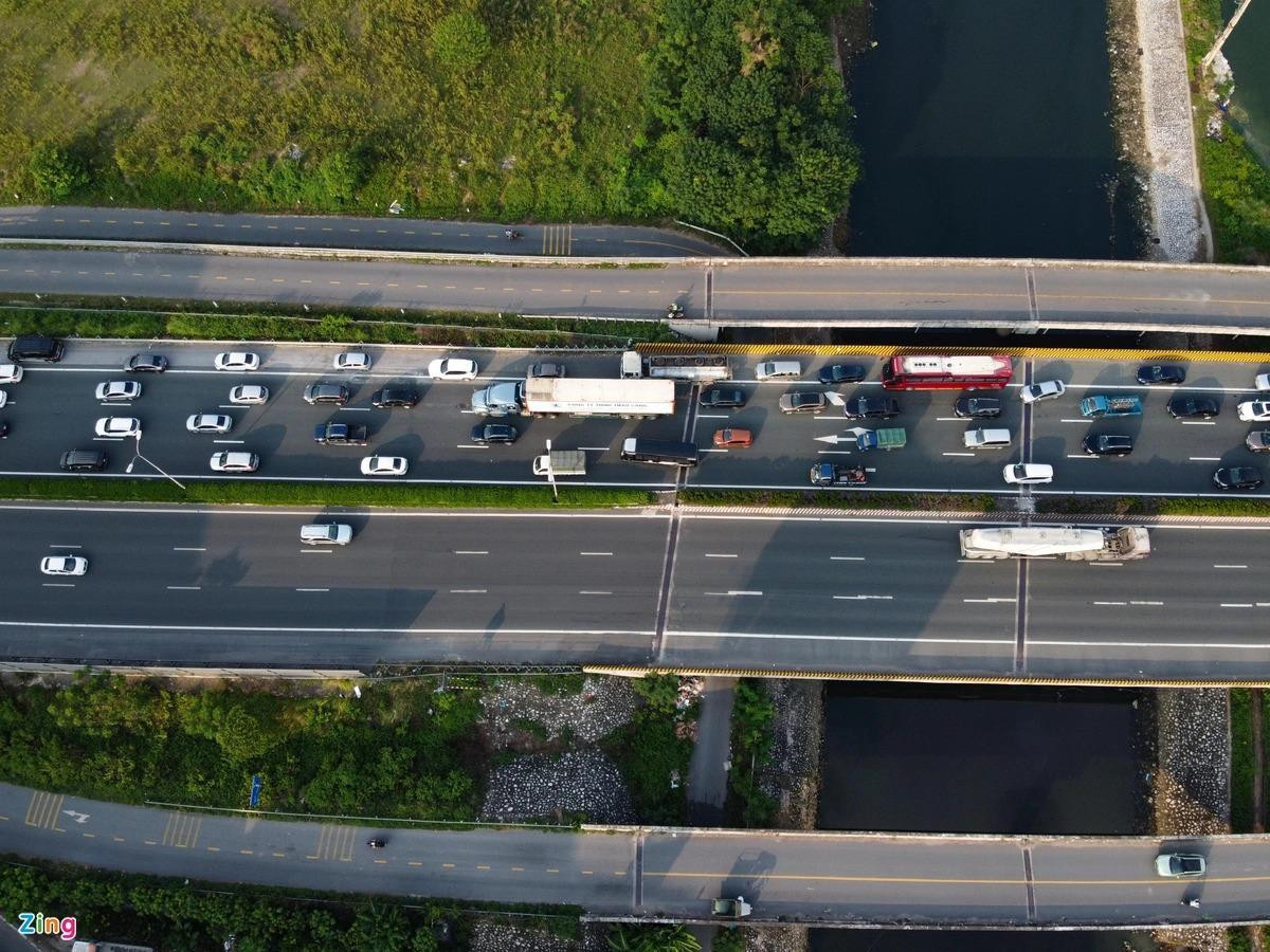 Nhiều ôtô bất chấp đi vào làn khẩn cấp để thoát khỏi đoạn đường tắc.