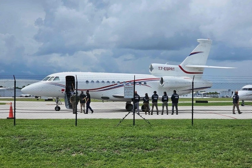 Chiếc máy bay Dassault Falcon 900EX tại một sân bay ở bang Florida (Mỹ) hôm 2/9.