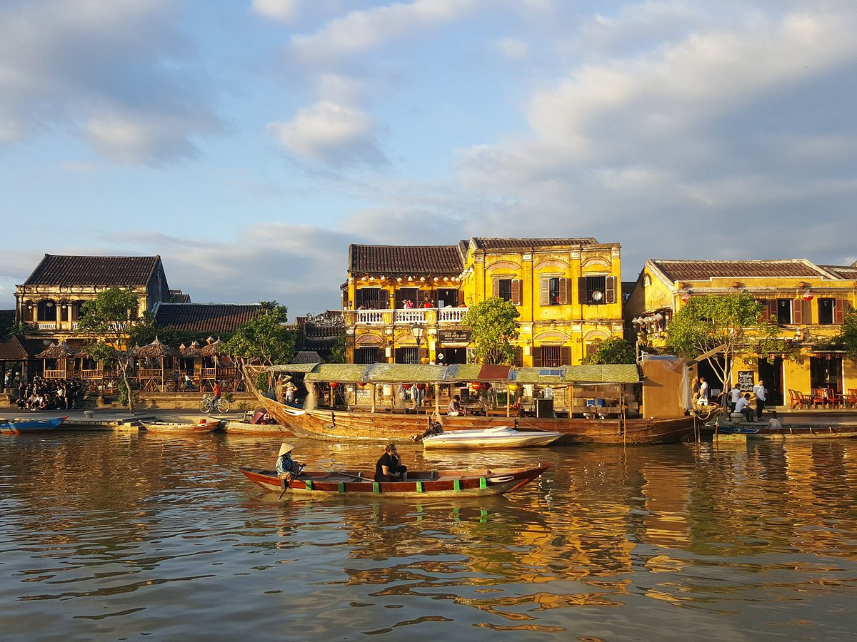 Vẻ đẹp yên bình của phố cổ Hội An. Ảnh: Tripadvisor.