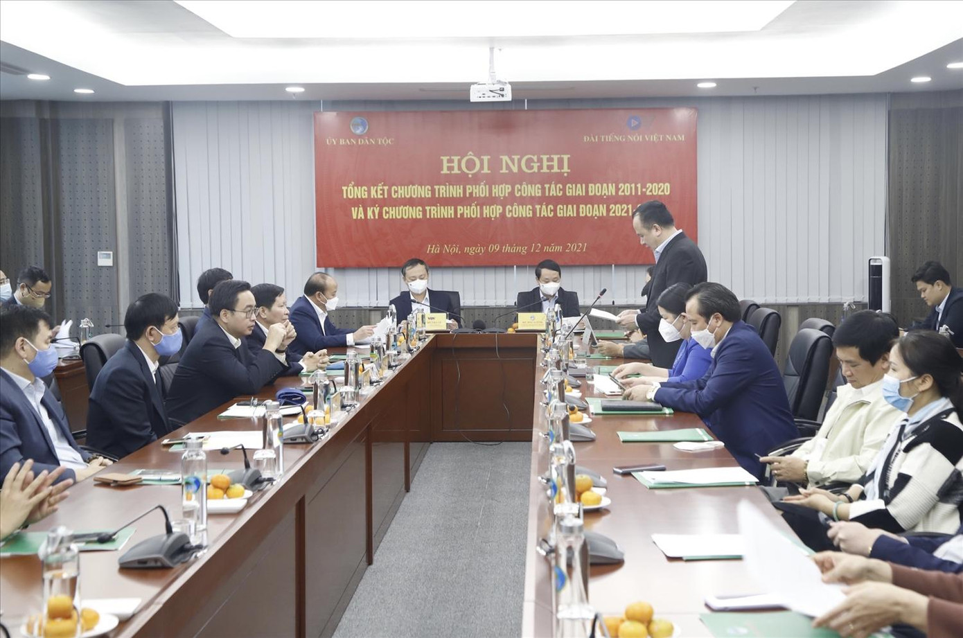 Ủy viên Ban Chấp hành Trung ương Đảng, Bộ trưởng, Chủ nhiệm UBDT Hầu A Lềnh và Ủy viên Ban Chấp hành Trung ương Đảng, Tổng Giám đốc Đài TNVN Đỗ Tiến Sỹ đồng chủ trì Hội nghị. Ảnh: Báo Dân tộc