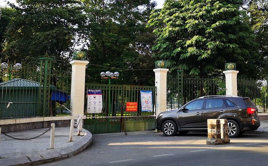 Các cổng vào công viên đã khóa để ngăn người dân vào trong. (Ảnh: Thanh Tùng/TTXVN)