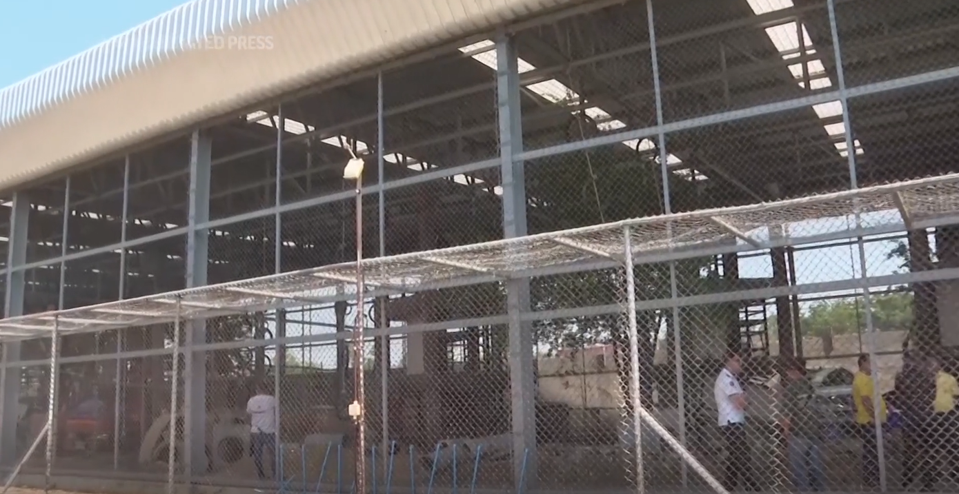 Những chiếc lồng với kích thước lớn đã được chuẩn bị để bắt, nhốt toàn bộ khỉ trong khu vực. Ảnh: AP.