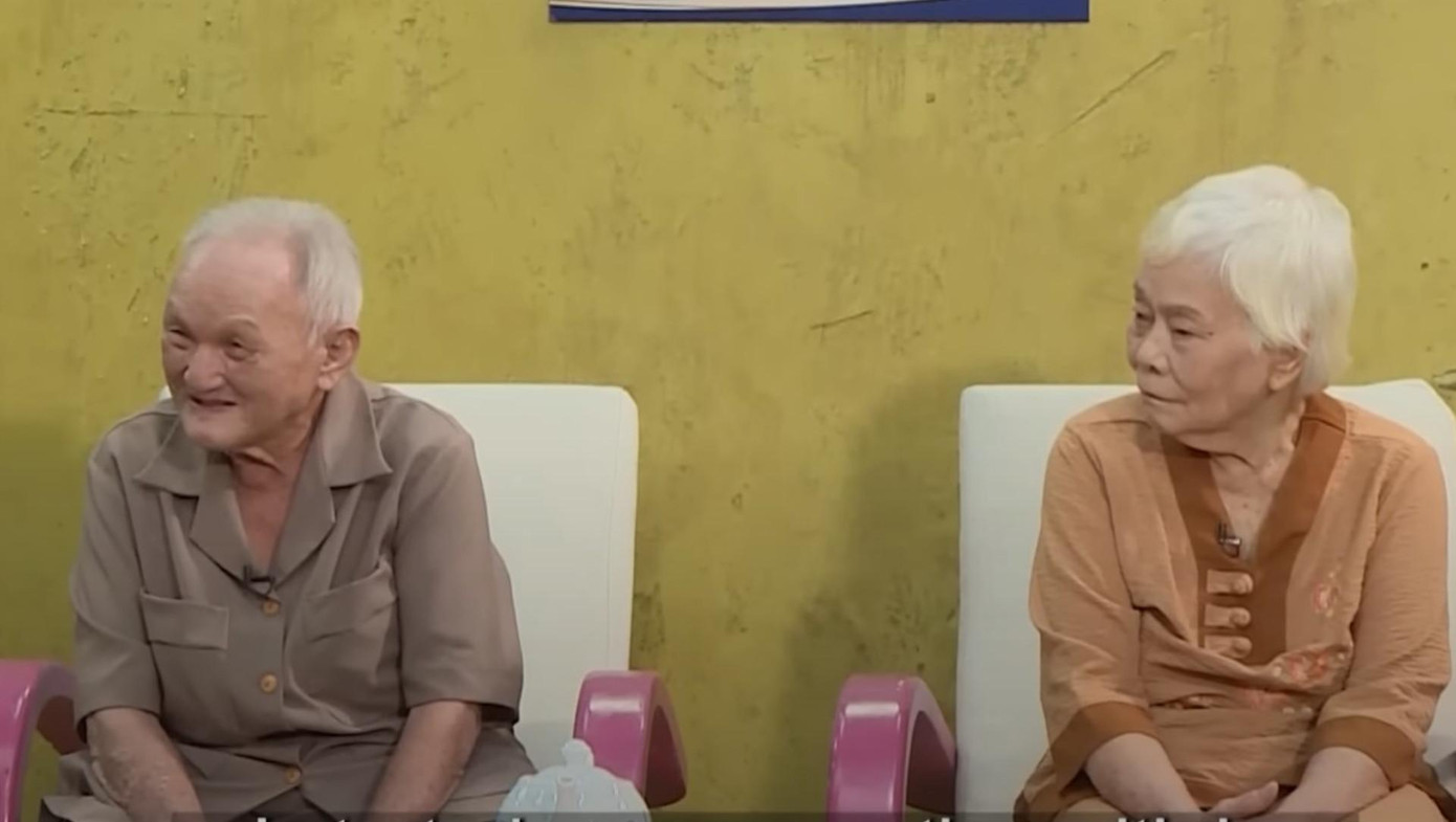 Vợ chồng ông Chí kể lại chuyện tình trong chương trình truyền hình. Vợ chồng ông Chí kể lại chuyện tình trong chương trình truyền hình.