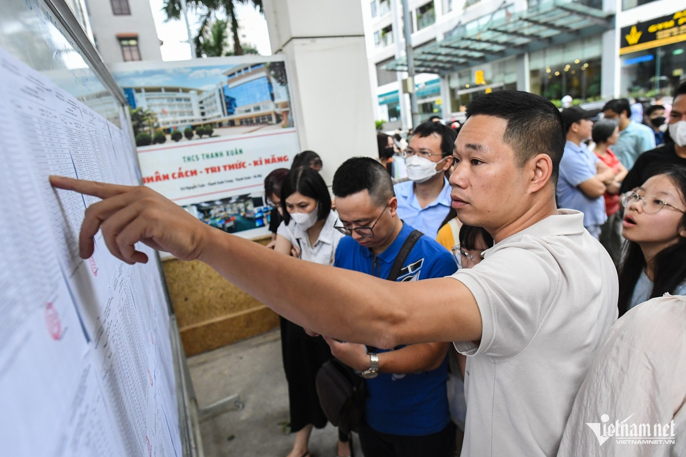 Ngay từ 7h, nhiều phụ huynh đã đưa các em thí sinh đến điểm thi, dẫn con vào tận sân trường.