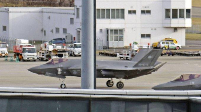 Các hình ảnh chiếc máy bay gặp sự cố đang đậu tại sân bay Hakodate.