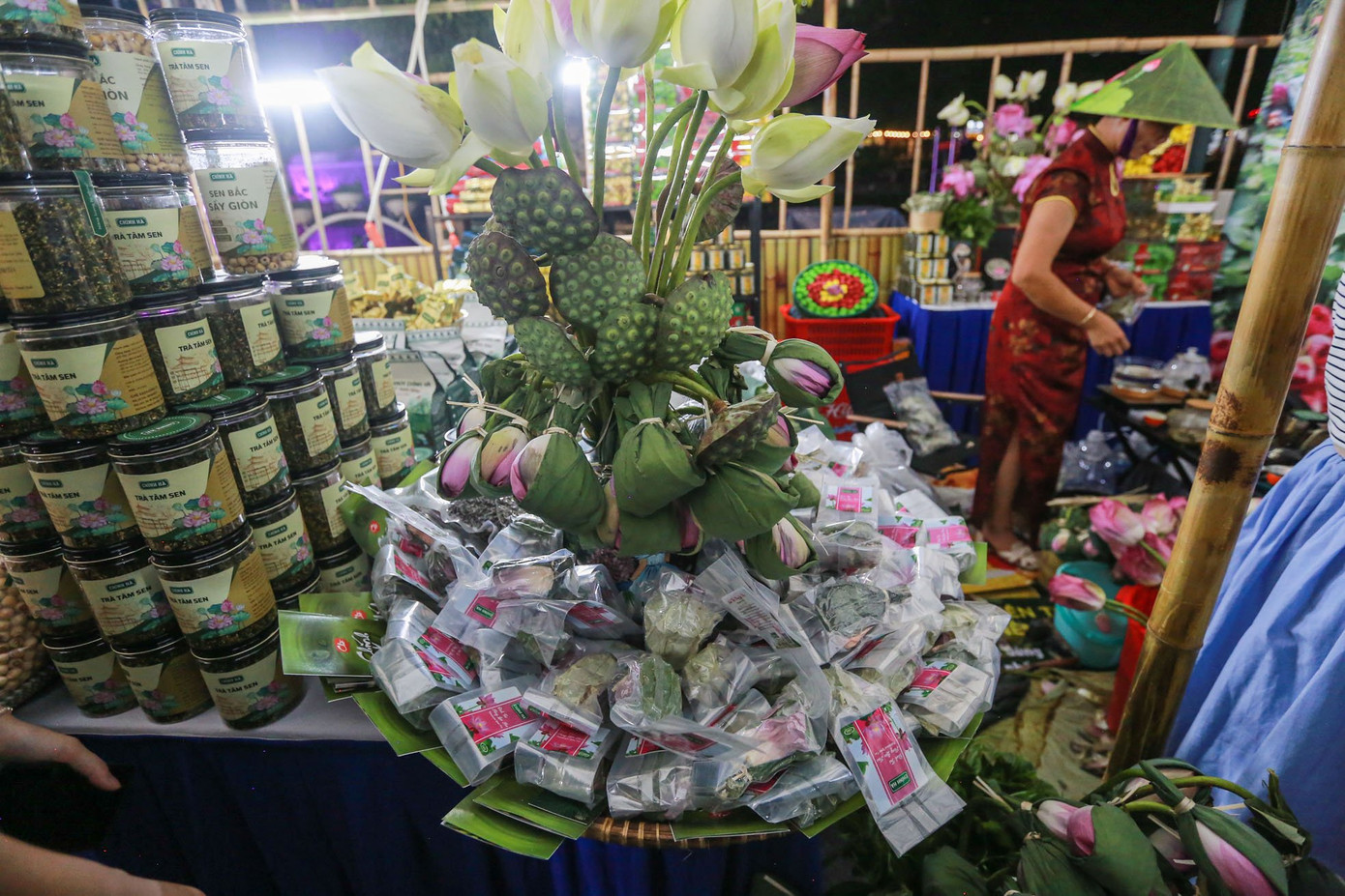 Những sản phẩm phẩm độc đáo được trưng bày tại 100 gian hàng đã góp phần khẳng định giá trị của sen trong đời sống văn hóa, tinh thần của người Việt Nam nói chung, Hà Nội nói riêng cũng như tiềm năng của cây sen trong xây dựng sản phẩm, phát triển kinh tế