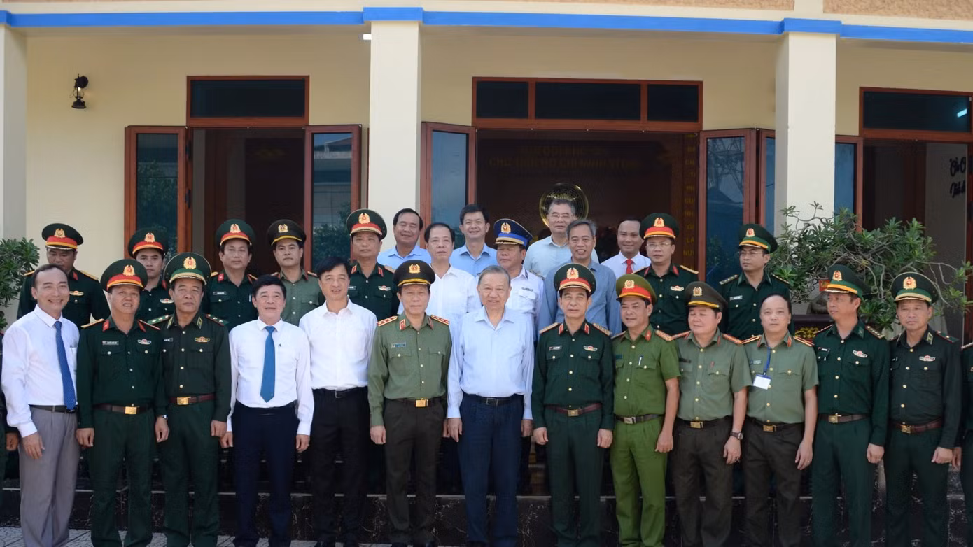 Tổng Bí thư, Chủ tịch nước Tô Lâm cùng các đồng chí lãnh đạo ban, bộ, ngành với cán bộ, chiến sĩ huyện đảo Cồn Cỏ. Tổng Bí thư, Chủ tịch nước Tô Lâm cùng các đồng chí lãnh đạo ban, bộ, ngành với cán bộ, chiến sĩ huyện đảo Cồn Cỏ.