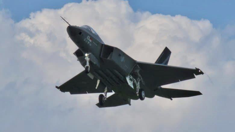 Các bức ảnh cho thấy chiếc máy bay này mang theo mô hình 4 tên lửa không - đối - không tầm xa Meteor, điều này cho thấy nó sẽ là chiếc máy bay đầu tiên ở châu Á sử dụng vũ khí tiên tiến này. Tiêm kích này cũng dự kiến mang tên lửa hành trình phóng từ đường không Cheon Ryong (ALCM) mới của Hàn Quốc.