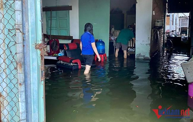 Nhiều nhà vẫn còn ngập sâu, người dân dọn đồ lên cao chờ nước rút Nhiều nhà vẫn còn ngập sâu, người dân dọn đồ lên cao chờ nước rút