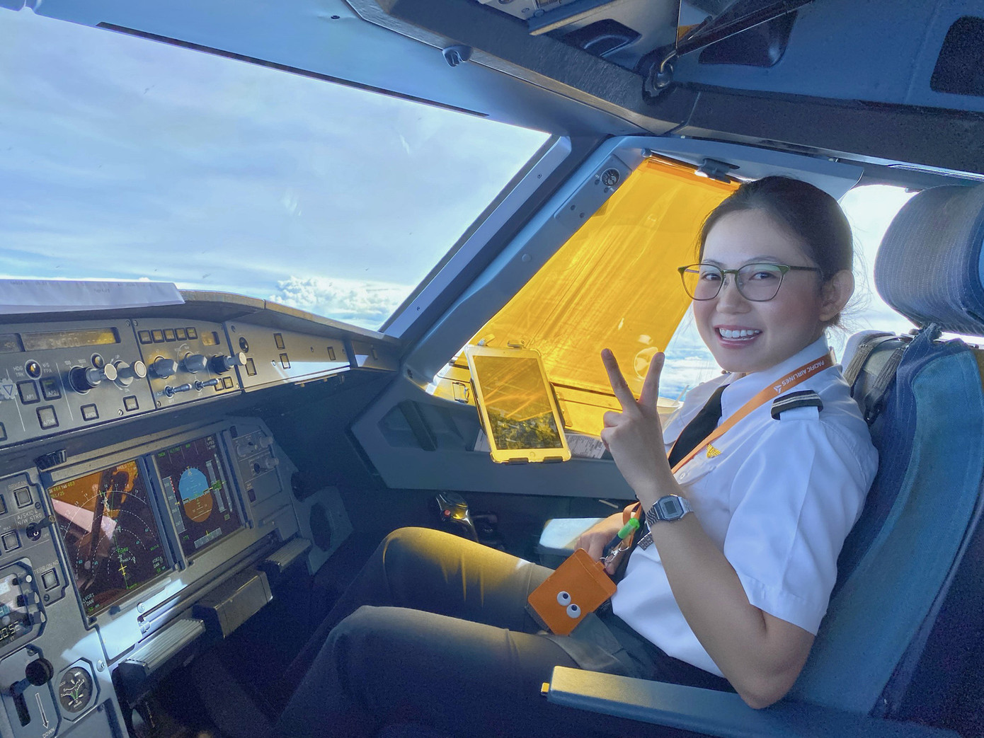 Có mẹ công tác trong ngành hàng không, từ thuở bé, Mạch Khanh đã thích cảm giác bay lượn trên bầu trời, ngắm nhìn các tầng mây và khung cảnh tuyệt đẹp từ trên cao. Có mẹ công tác trong ngành hàng không, từ thuở bé, Mạch Khanh đã thích cảm giác bay lượn trên bầu trời, ngắm nhìn các tầng mây và khung cảnh tuyệt đẹp từ trên cao.