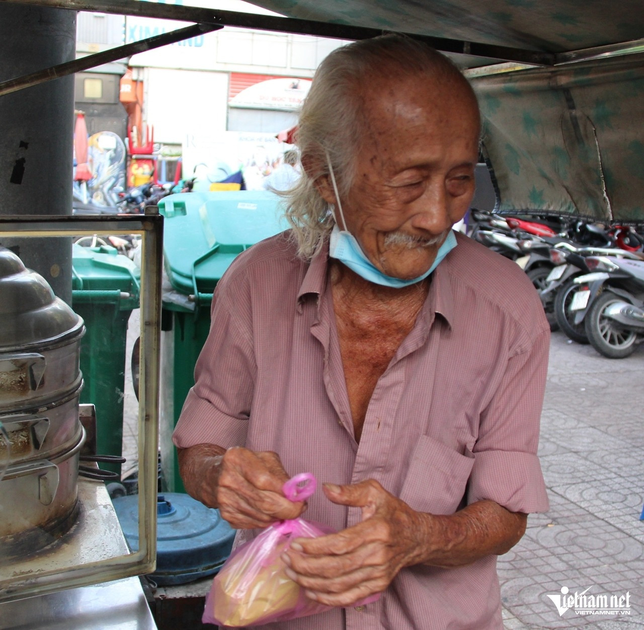 Ông đã gắn bó với chiếc xe bánh bao và đoạn vỉa hè này suốt 25 năm qua. Ảnh: Hà Nguyễn Ông đã gắn bó với chiếc xe bánh bao và đoạn vỉa hè này suốt 25 năm qua. Ảnh: Hà Nguyễn