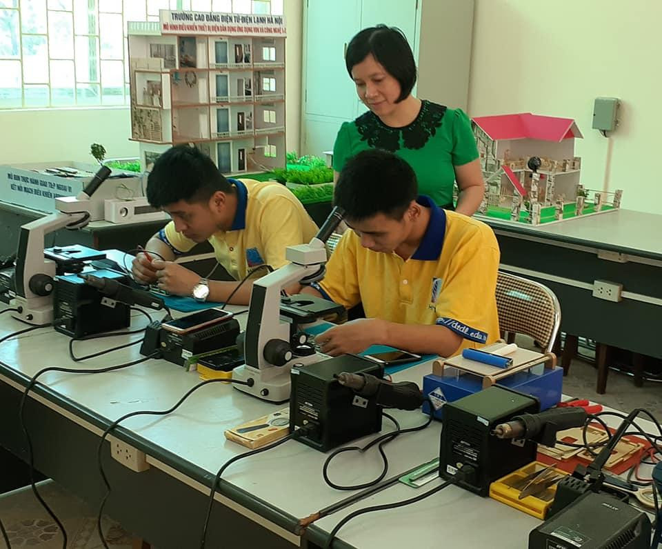 Học nghề, tạo việc làm được đánh giá là động lực quan trọng để thoát nghèo. Ảnh: TTXVN Học nghề, tạo việc làm được đánh giá là động lực quan trọng để thoát nghèo. Ảnh: TTXVN