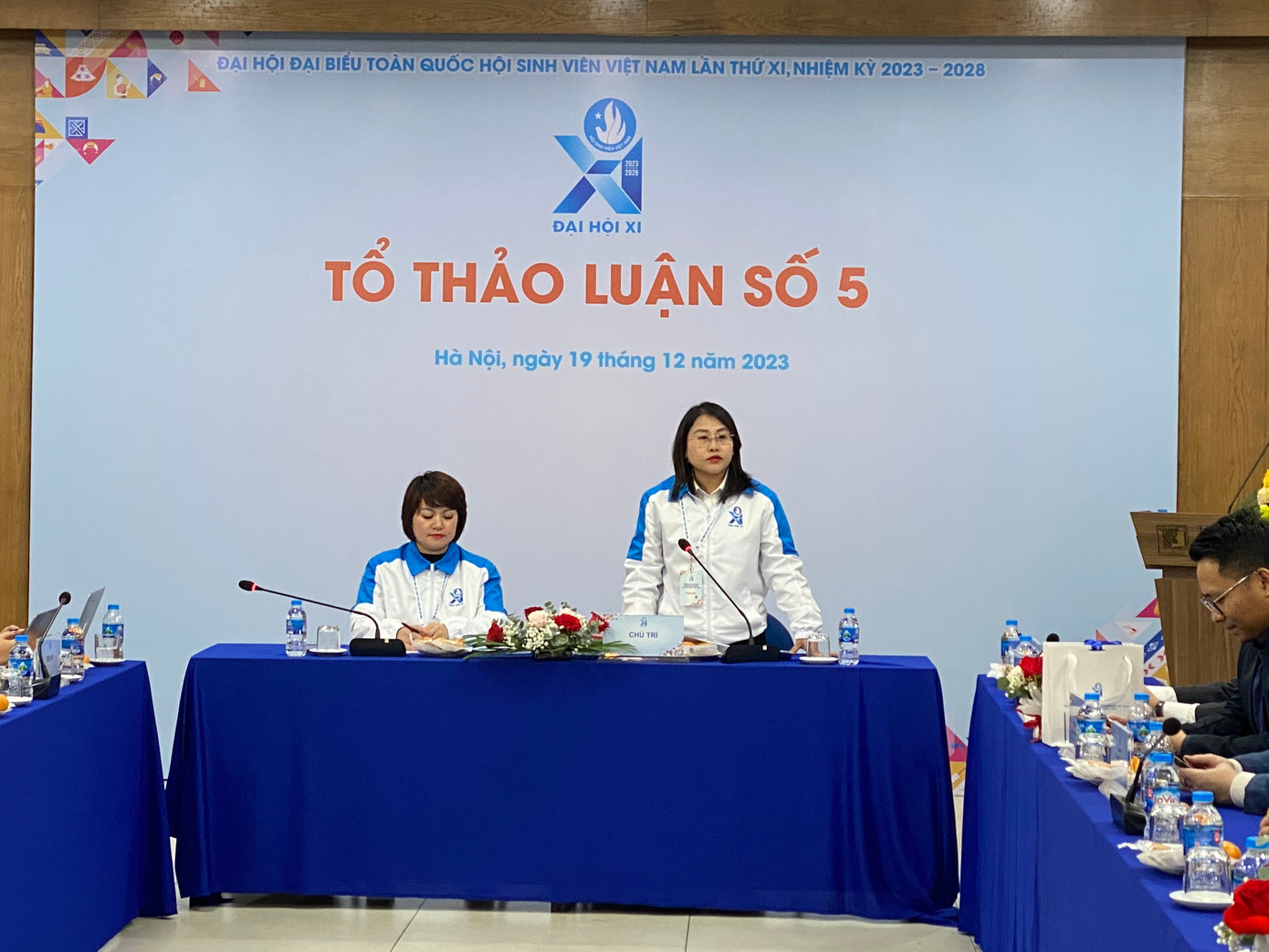 Các đồng chí chủ trì điều hành buổi thảo luận. Các đồng chí chủ trì điều hành buổi thảo luận.