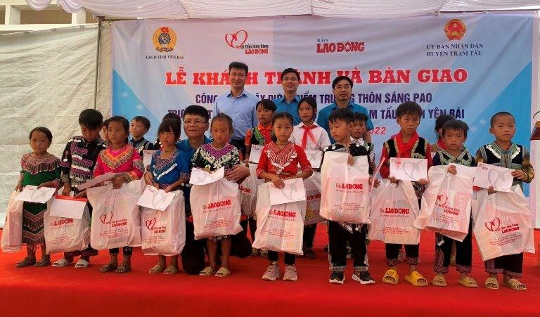 Lễ khánh thành và bàn giao điểm trường thôn Sáng Pao, Trường Phổ thông dân tộc bán trú Tiểu học &THCS xã Xà Hồ, huyện Trạm Tấu - một hoạt động trong chương trình mục tiêu giảm nghèo mà LĐLĐ tỉnh Yên Bái phối hợp thực hiện. Lễ khánh thành và bàn giao điểm trường thôn Sáng Pao, Trường Phổ thông dân tộc bán trú Tiểu học &THCS xã Xà Hồ, huyện Trạm Tấu - một hoạt động trong chương trình mục tiêu giảm nghèo mà LĐLĐ tỉnh Yên Bái phối hợp thực hiện.