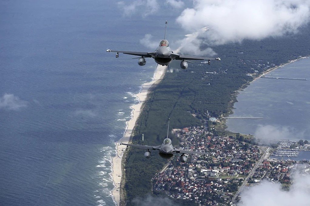 Tiêm kích F-16 cần những phi công có kinh nghiệm chiến đấu trên không, trong khi Ukraine chưa có những chuyên gia như vậy. Ảnh: East News Tiêm kích F-16 cần những phi công có kinh nghiệm chiến đấu trên không, trong khi Ukraine chưa có những chuyên gia như vậy. Ảnh: East News