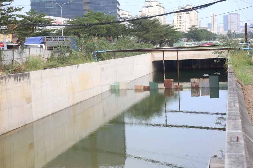 Cảnh hầm chui đang thi công bị ngập úng nước. Hầm chui do Ban Quản lý dự án đầu tư xây dựng các công trình giao thông làm chủ đầu tư, được khởi công ngày 22-4-2020. Theo Sở GTVT TP.HCM, do vướng mắc trong công tác di dời, tái bố trí các công trình hạ tầng kỹ thuật trong phạm vi công trình nên hiện dự án thực hiện khoảng 40% khối lượng công tác xây lắp. Theo kế hoạch của chủ đầu tư, dự kiến công trình sẽ được hoàn thành vào tháng 12 năm 2024.